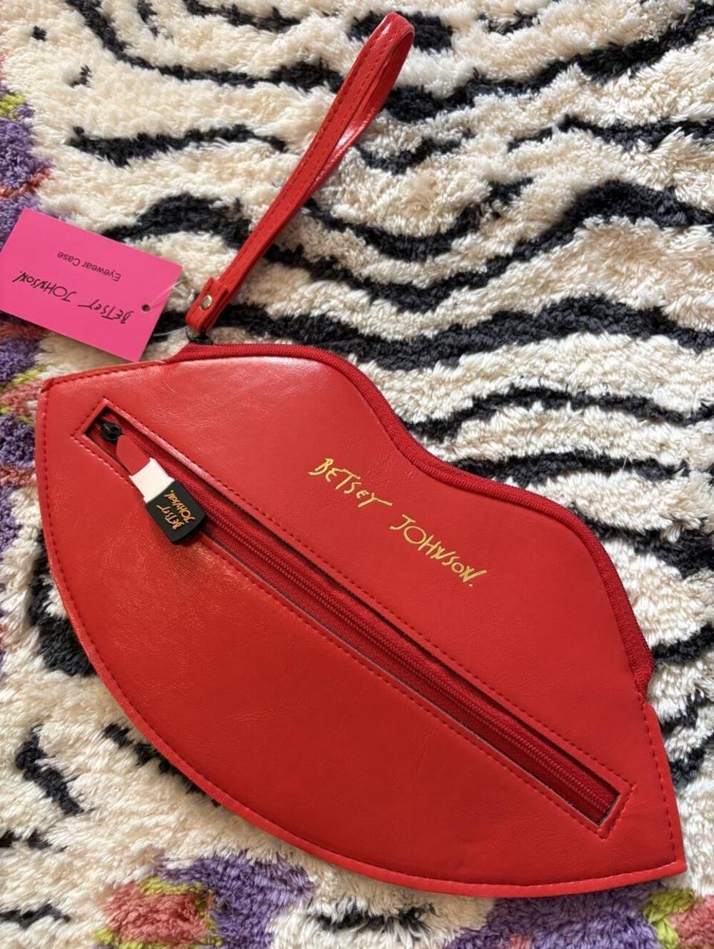Betsey Johnson Red Lips Wristlet Clutch Bag New with Tags - Picture 2 of 4